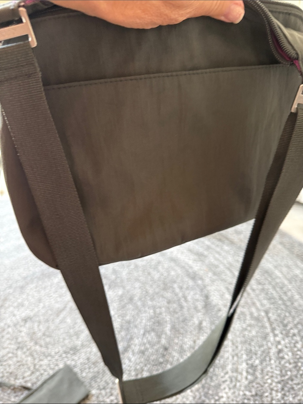 Baggallini cross body travel bag w lots of pockets and detachable small purse. - Picture 7 of 7